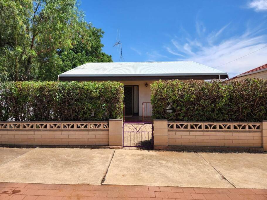 הוילה ברוקן היל The House With The Purple Gate מראה חיצוני תמונה